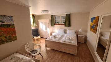 Triple Room | Hypo-allergenic bedding, desk, laptop workspace, free WiFi