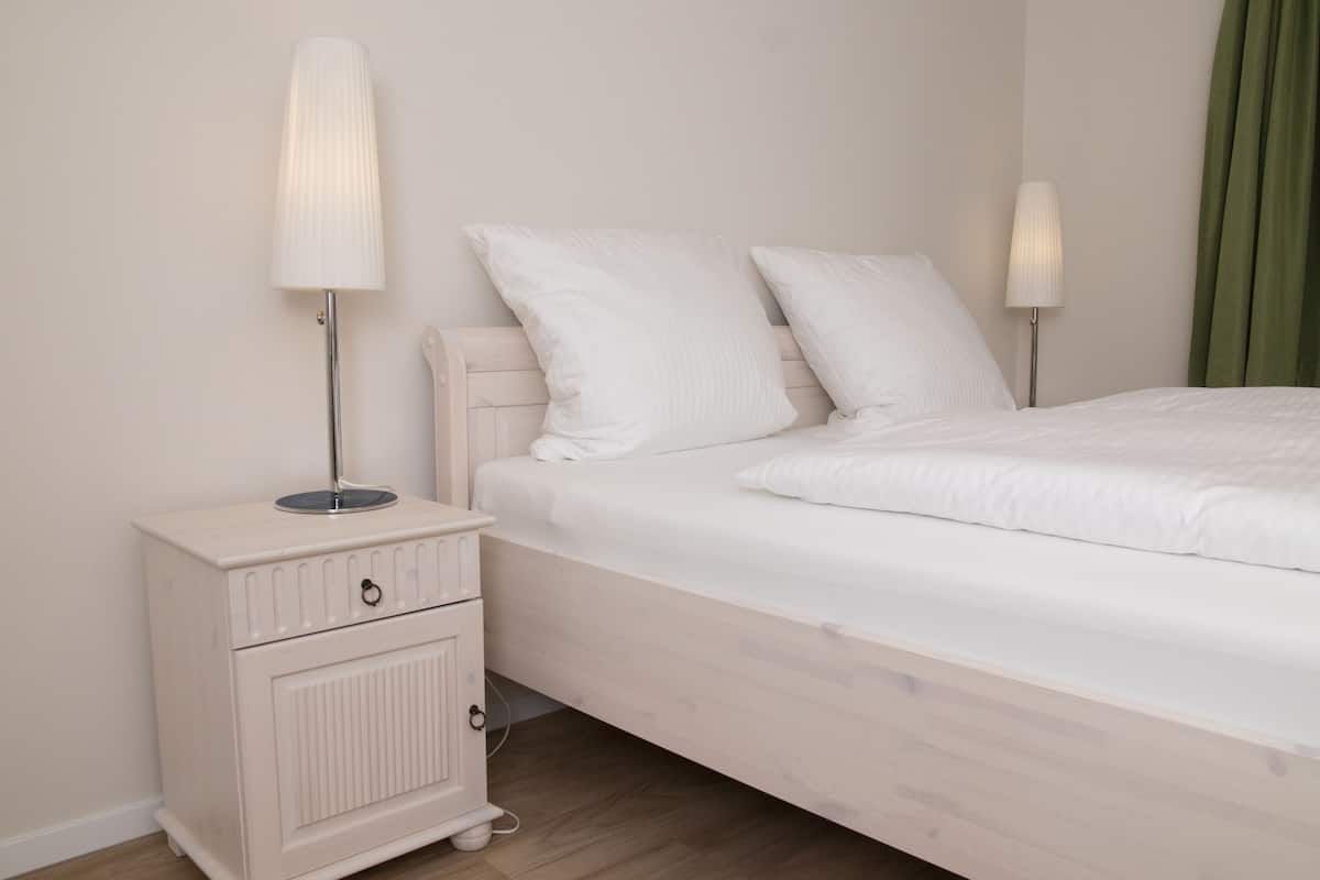 Eenvoudige tweepersoonskamer | Hypoallergeen beddengoed, een bureau, een laptopwerkplek, gratis wifi