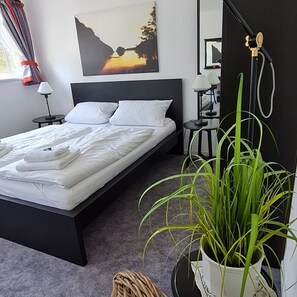 Habitación básica doble de uso individual | Ropa de cama hipoalergénica y escritorio 