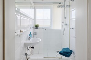 Douche, sèche-cheveux, papier toilette