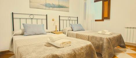 3 chambres, fer et planche à repasser, lit parapluie, Wi-Fi