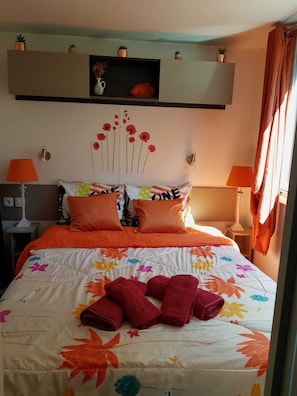3 bedrooms, iron/ironing board, internet, bed sheets