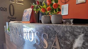Una mesa de recepción con el nombre "TERRA ROSSA" en letras grandes.