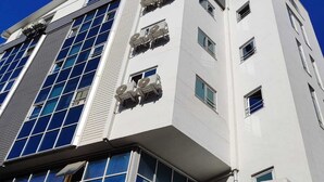 Un edificio moderno con un letrero que dice
