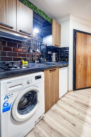 Premium-Studio | Eigene Küche | Kühlschrank, Umweltfreundliche Reinigungsmittel werden bereitgestellt