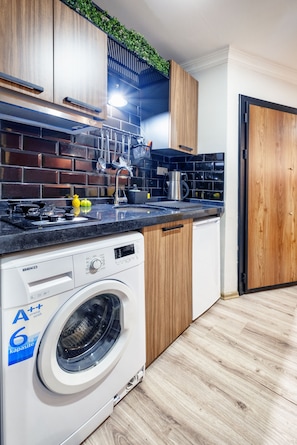 Premium-Studio | Eigene Küche | Kühlschrank, Umweltfreundliche Reinigungsmittel werden bereitgestellt