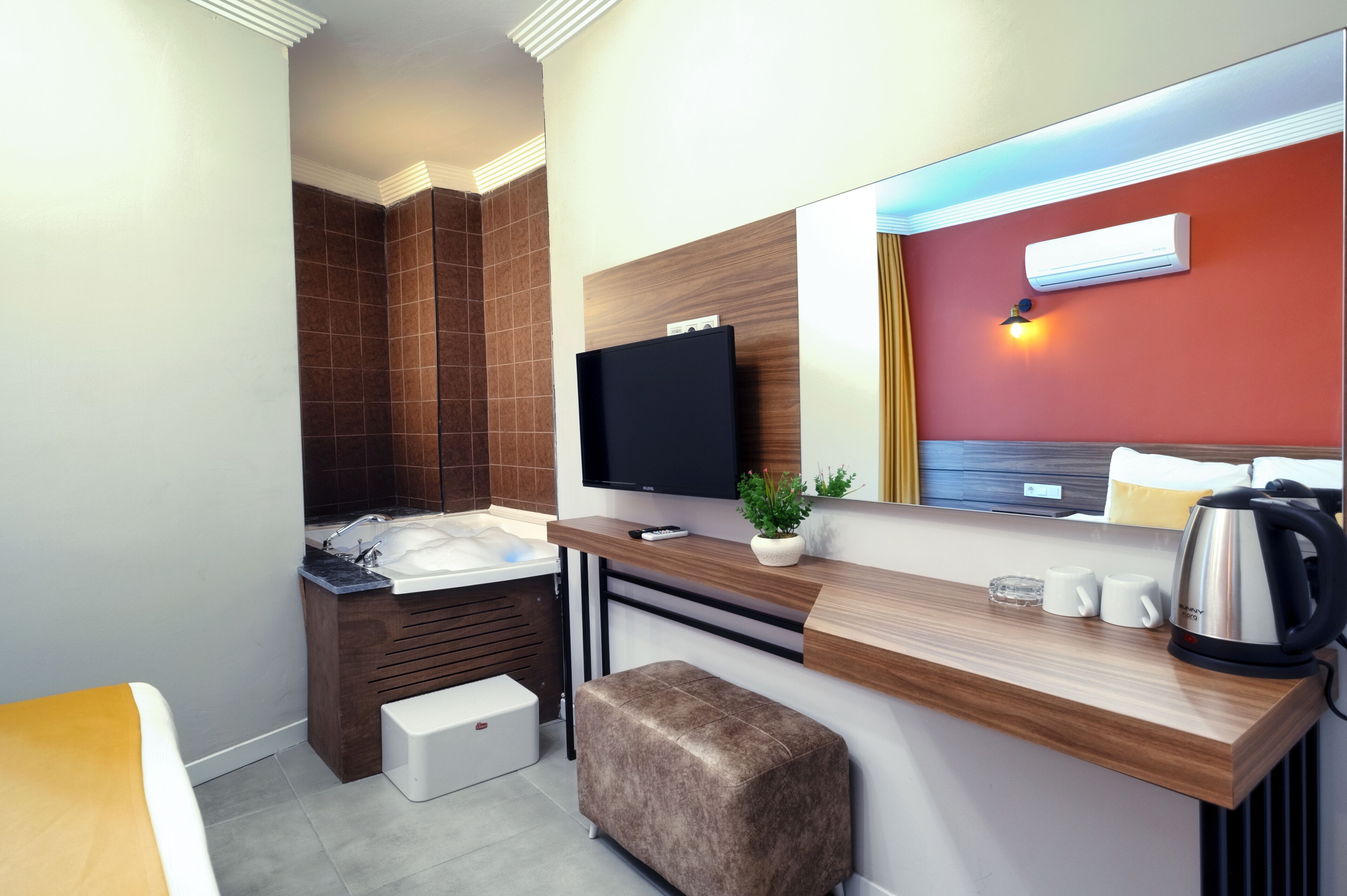 Luxe tweepersoonskamer | Luxe beddengoed, een minibar, een bureau, verduisterende gordijnen