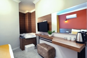 Phòng đôi Cao cấp | Bộ đồ giường cao cấp, minibar, bàn, màn/rèm cản sáng