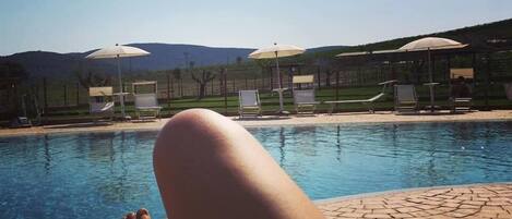 Außenpool (je nach Saison geöffnet), Sonnenschirme, Liegestühle