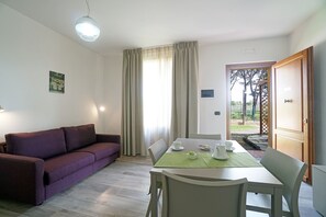 Basic Studio (Pierino) | Living area | 20-inch flat-screen TV with satellite channels, TV - Cascina al colle (Piombino)