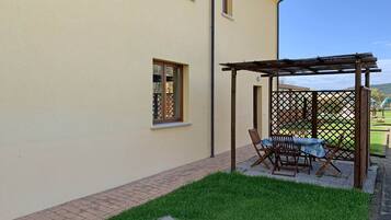 Basic Apartment (Ilva) | Balcony view