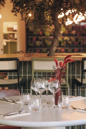 Breakfast, lunch, dinner served; Italian cuisine 