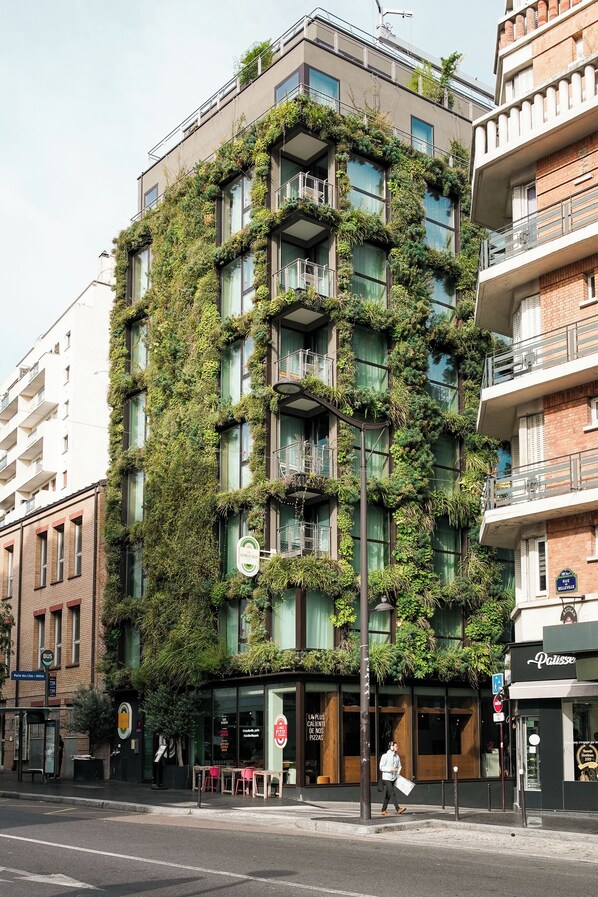 Front of property - La Belle Ville (Paris)