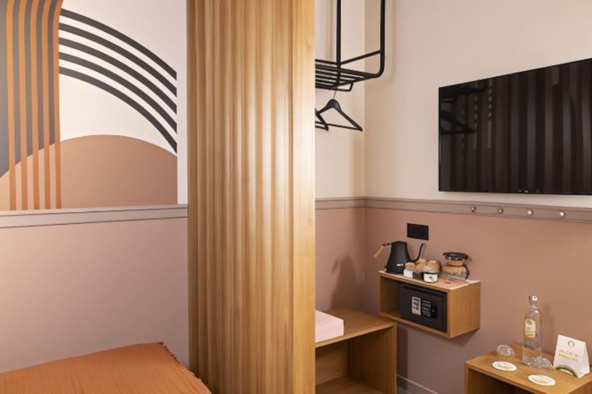 Premium bedding, in-room safe, soundproofing
