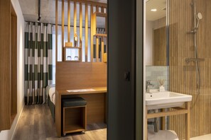 Classic Room | Premium bedding, in-room safe, individually decorated, soundproofing - La Belle Ville (Paris)
