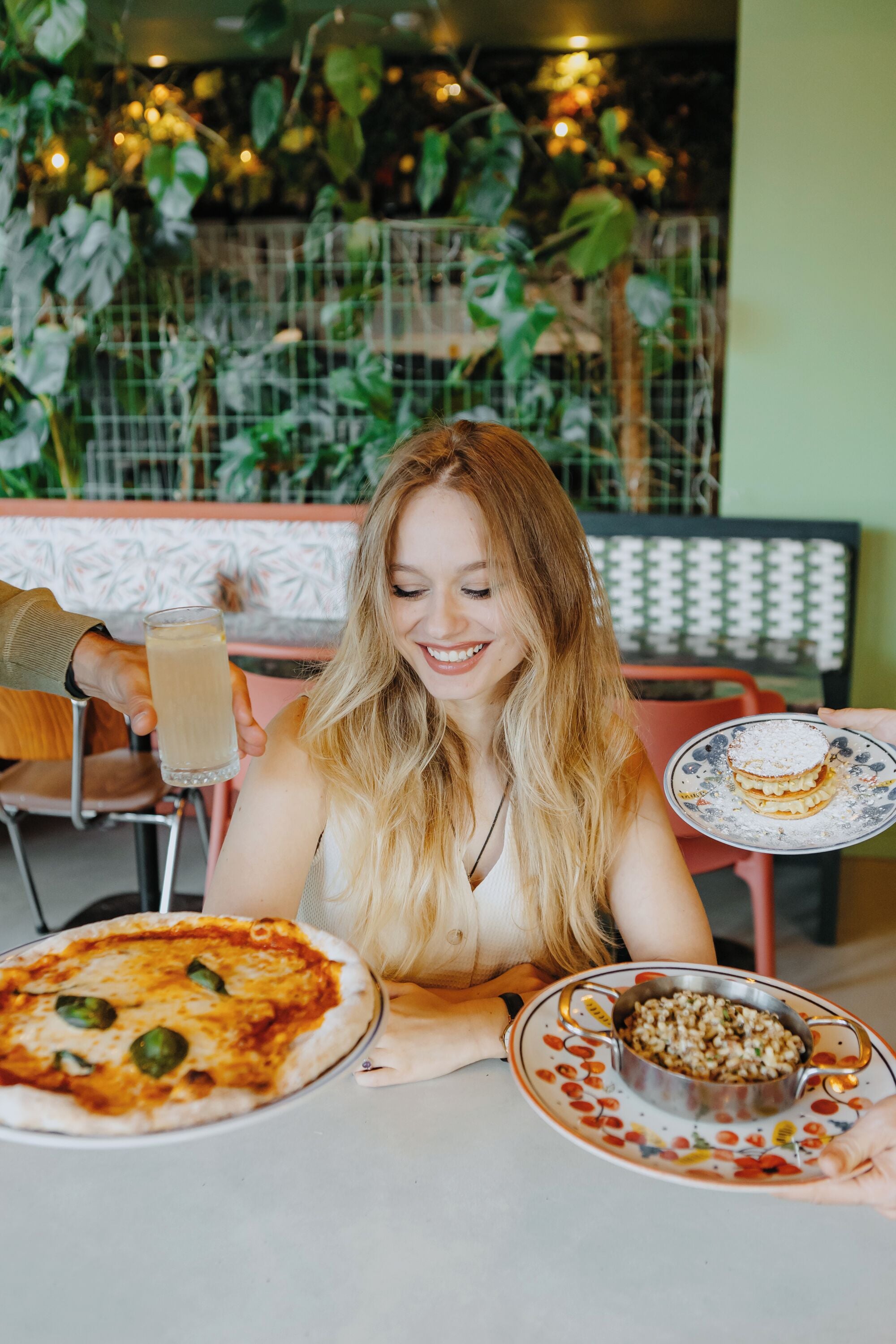 Se sirven desayunos, almuerzos y cenas; cocina italiana