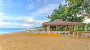 Plage à proximité, chaises longues, serviettes de plage