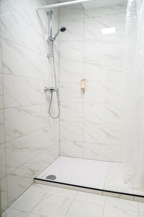Bathroom shower - Hostel Szafarnia 10 Bed&Breakfast (Gdansk)