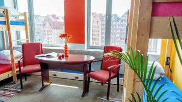 Felles sovesal, kun for kvinner | Allergitestet sengetøy, blendingsgardiner, wi-fi (inkludert) og sengetøy