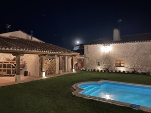 A stone building with a tiled roof, a swimming pool, and a well-maintained lawn. - La Centenaria de Alaraz (Alaraz)