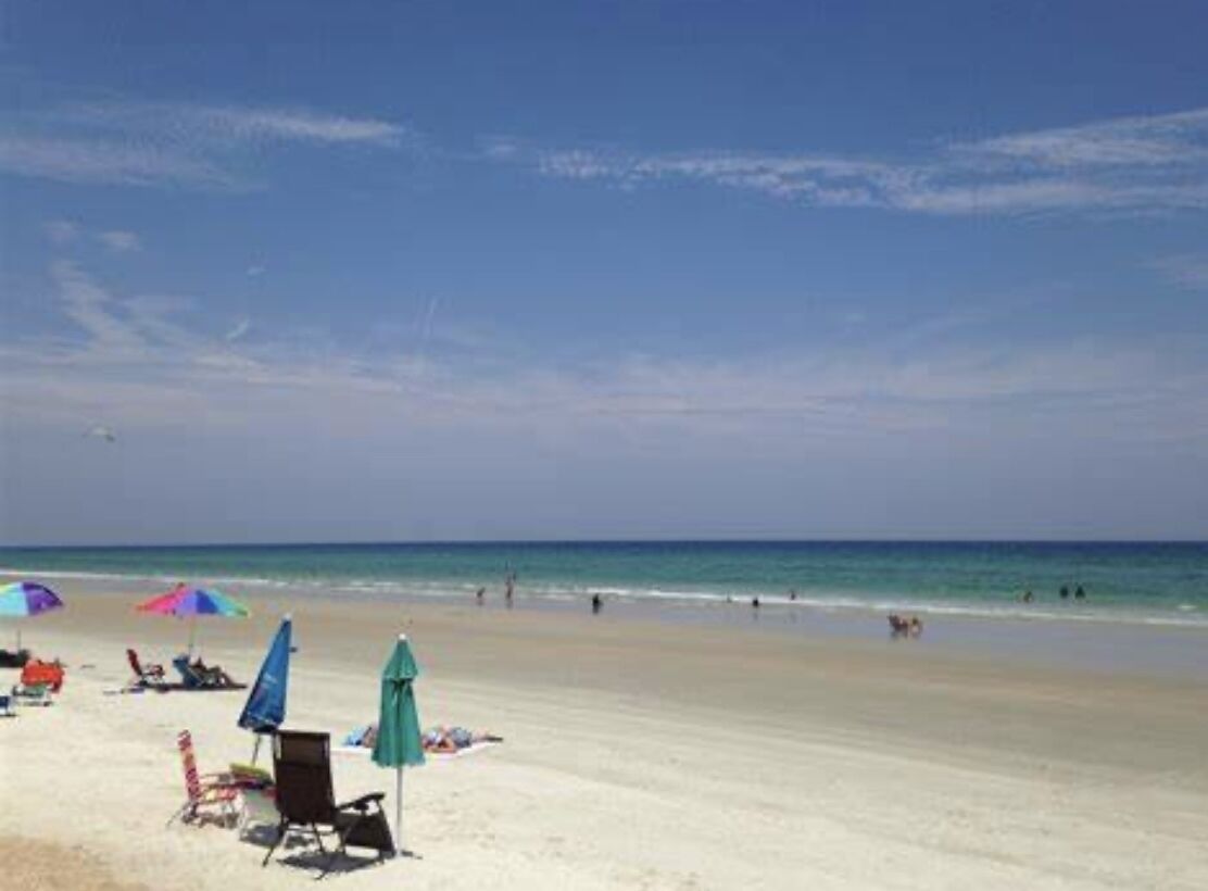 Perto da praia, espreguiçadeiras, toalhas de praia 