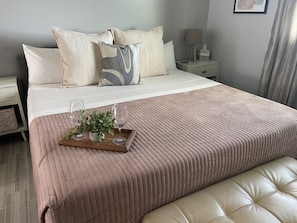 Escritorio, wifi gratis y ropa de cama