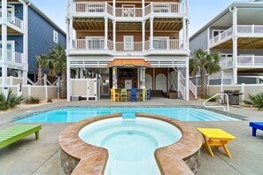 A heated pool - Beach Easy by Brunswick Vacation Rentals: Heated Pool & Spa, Tiki Bar, Elevator (Ocean Isle Beach)