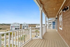 Terrace/patio - Beach Easy by Brunswick Vacation Rentals w/ Pool (Ocean Isle Beach)