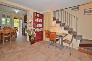 Family House, 3 Bedrooms, 2 Bathrooms, Mountainside (Casa d'Amelia) | Dining