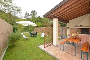 Family House, 3 Bedrooms, 2 Bathrooms, Mountainside (Casa d'Amelia) | Tempat makan luar