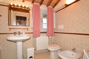 Familienhaus, 3 Schlafzimmer, 2 Bäder, Bergseite (Casa d'Amelia) | Badezimmer