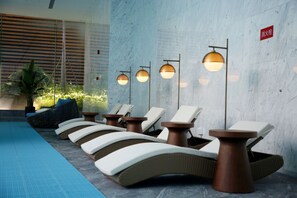 Una piscina cubierta