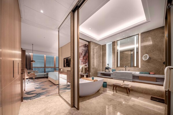 Deluxe King Room | Desk, laptop workspace, free WiFi, bed sheets - Tivoli Chengdu at Cultural Heritage Park (Chengdu)