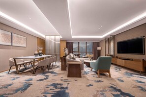 Een bureau, een laptopwerkplek, gratis wifi, beddengoed