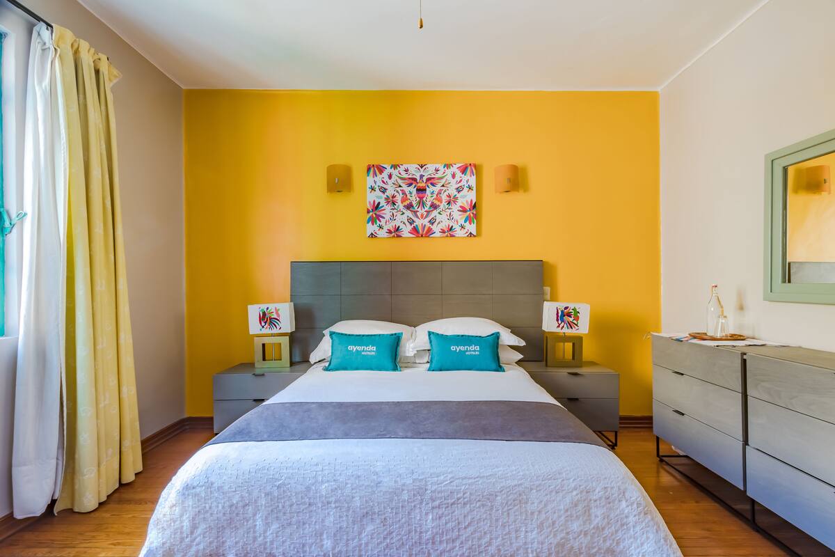 Hypo-allergenic bedding, desk, iron/ironing board, free WiFi