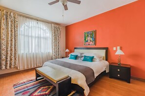 Hypo-allergenic bedding, desk, iron/ironing board, free WiFi
