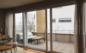 Tv, bordtennisbord, stereoanlæg