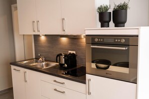 Køleskab, mikrobølgeovn, ovn, kogeplade