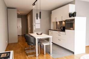 Køleskab, mikrobølgeovn, ovn, kogeplade