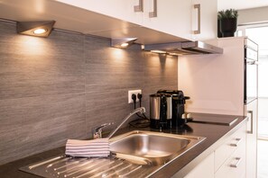 Kühlschrank, Mikrowelle, Ofen, Herdplatte