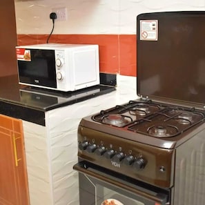 Fridge, microwave, oven, electric kettle - Wawa Lifestyle Residency Serviced Apartments (WIFI, NETFLIX, DSTv) (Nairobi)