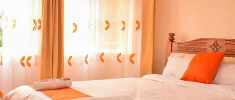 2 habitaciones, caja de seguridad en la habitación y escritorio