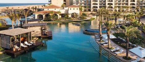 Een buitenzwembad, een infinity pool