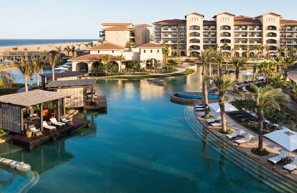 Een buitenzwembad, een infinity pool