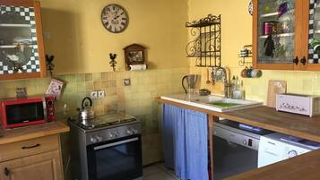 Een koelkast, een microgolfoven, een oven, een kookplaat