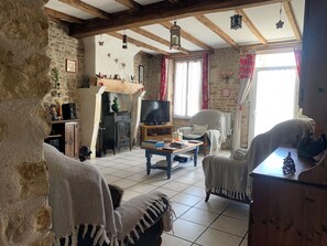 TV, fireplace, books, music library - Quiet, Characterful Cottage in Countryside (Rioux)