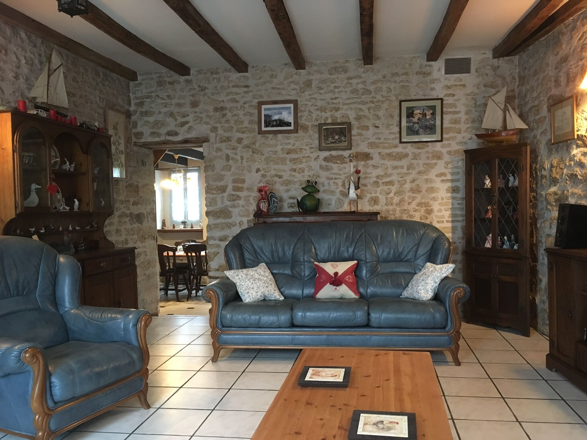 Tv, eldstad, böcker och ett musikbibliotek