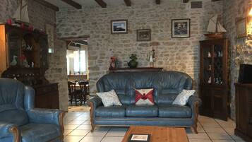 Télévision, cheminée, livres, médiathÚque