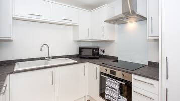 Refrigerador, tetera/pava eléctrica, utensilios de cocina