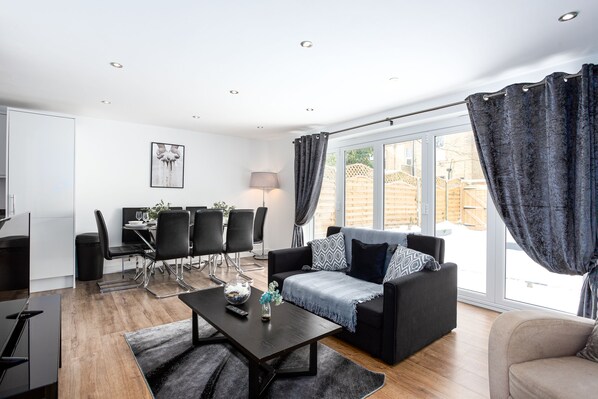 华丽独立别墅, 3 间卧室, 无烟房, 花园景观 | 起居区 | 32-英寸纯平电视 (配备数码频道)、电视